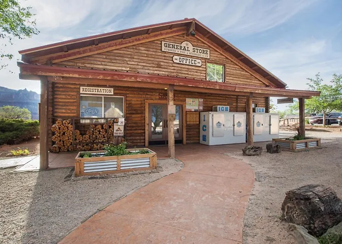 Romantic hotel: Sun Outdoors Canyonlands Gateway