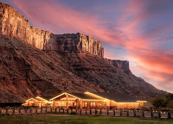 Pet Friendly hotel: Red Cliffs Lodge Moab