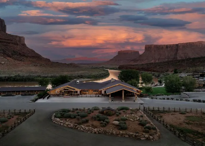 Pet Friendly hotel: Red Cliffs Lodge Moab
